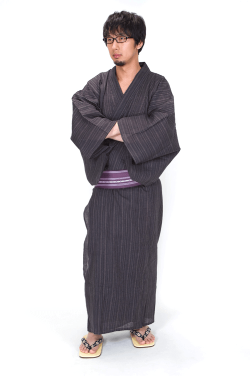 袖に手を入れる浴衣眼鏡男子(全身)